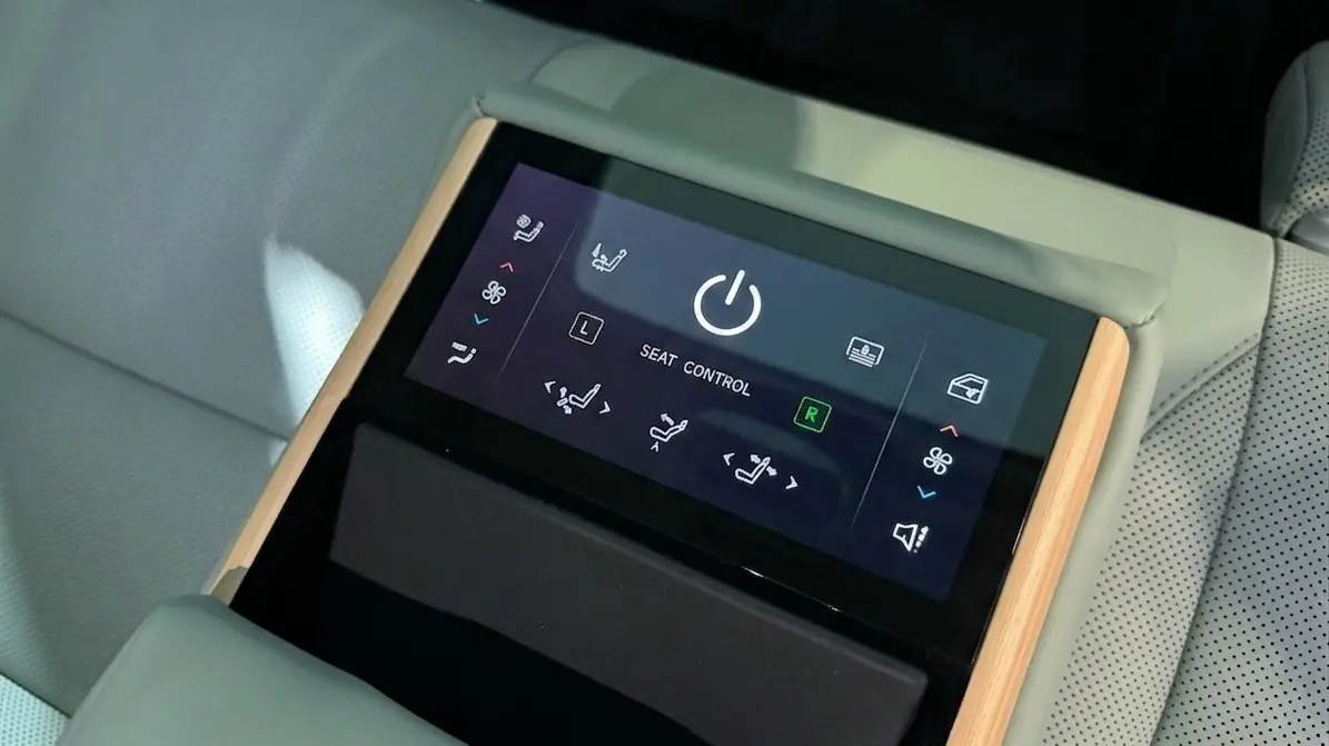 Chi tiết bảng điều khiển cảm ứng tại hàng ghế sau xe Lexus ES 500e dùng để chỉnh ghế và điều hòa.