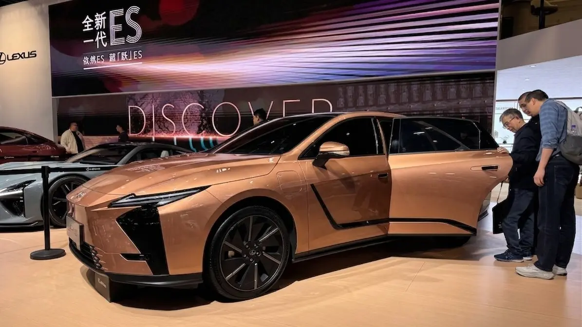 Thiết kế đầu xe Lexus ES 500e màu đồng với lưới tản nhiệt Spindle Body kín và cụm đèn LED sắc sảo.