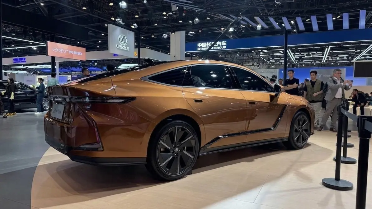 Đuôi xe Lexus ES 500e nổi bật với dải đèn LED chạy ngang và kiểu dáng coupe khí động học.