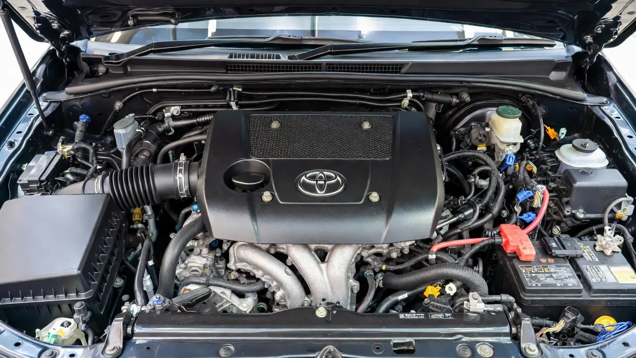 Ảnh khoang động cơ xe Toyota Fortuner 2026
