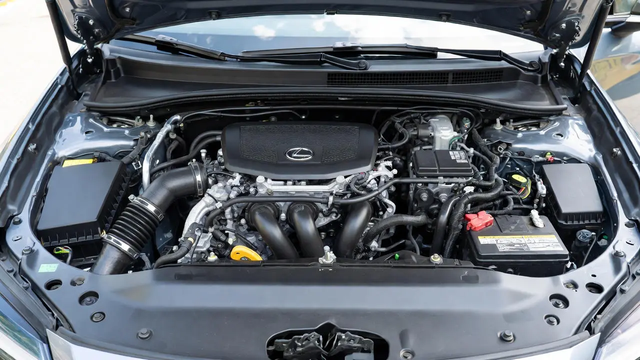 Khoang động cơ xe Lexus RX 2026