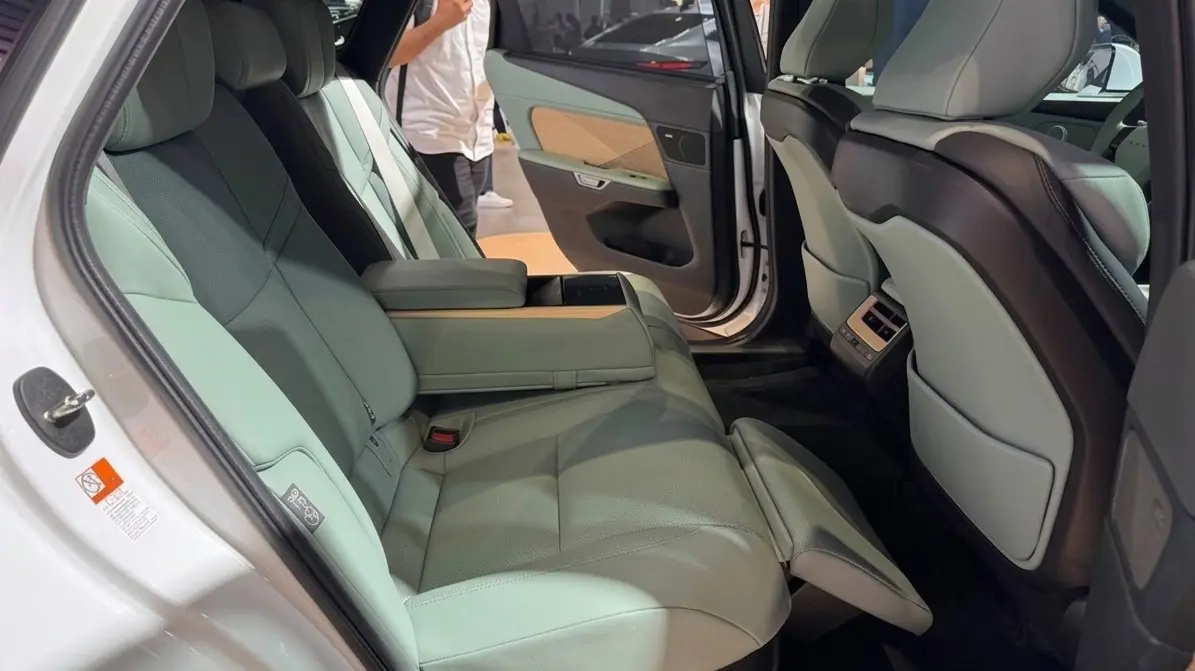 Không gian hàng ghế sau rộng rãi trên Lexus ES 500e tích hợp đệm đỡ chân và bệ tì tay cao cấp.