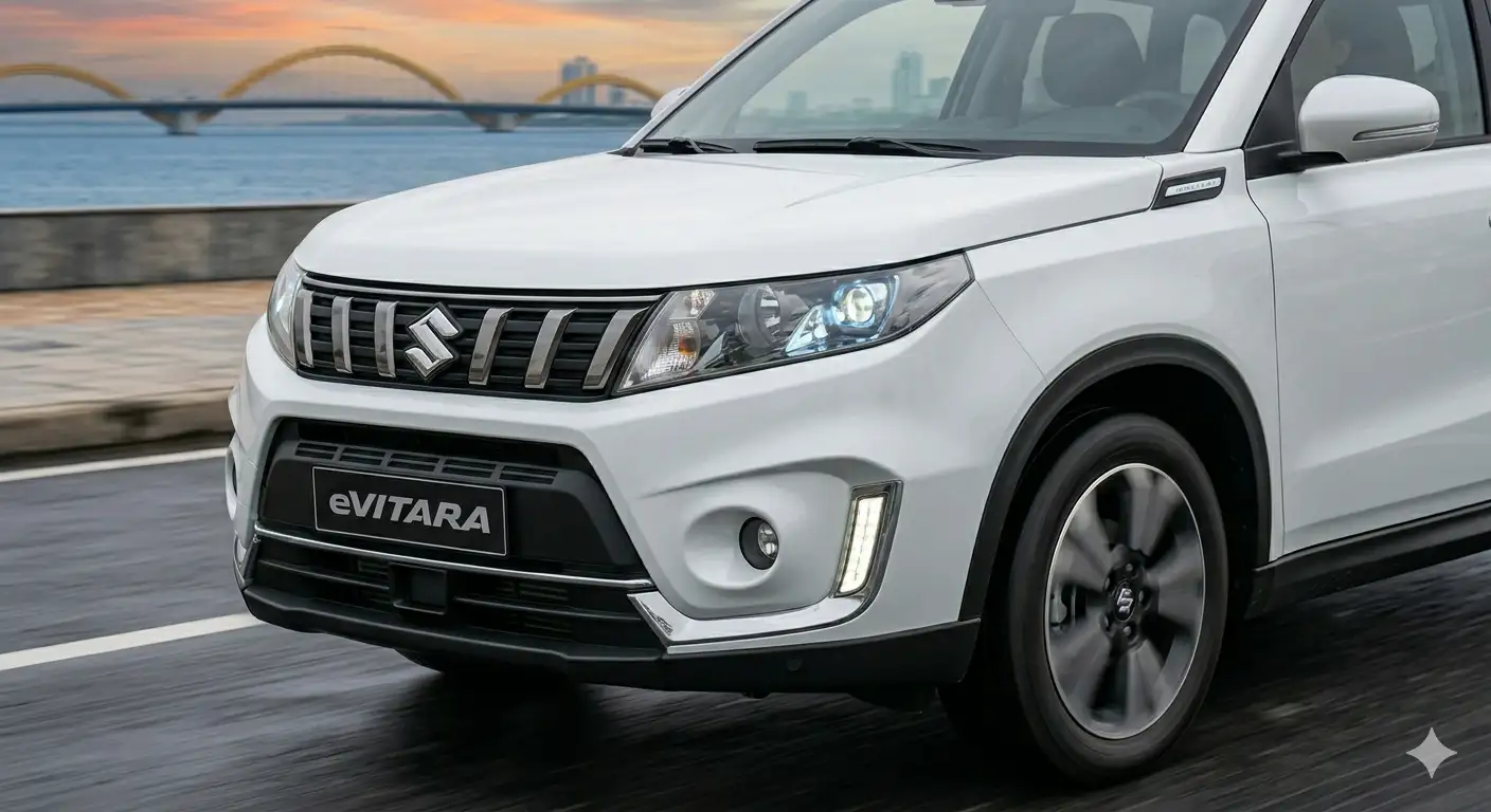 Cận cảnh mặt ca-lăng kín và logo Suzuki nổi bật trên mẫu xe điện Suzuki eVitara 2026 mới nhất.