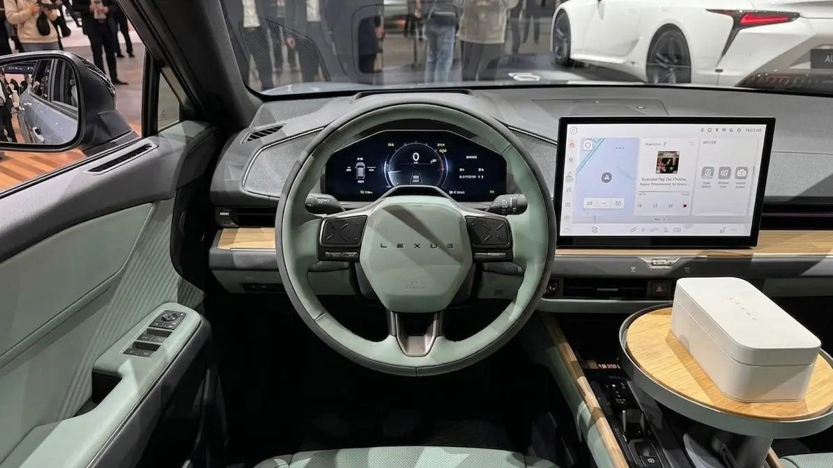 Khoang lái xe điện Lexus ES 500e với vô lăng hiện đại, màn hình trung tâm cỡ lớn và tông màu xanh mint sang trọng.